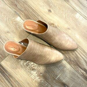 NWOT UNIVERSESAL THREAD 9 1/2